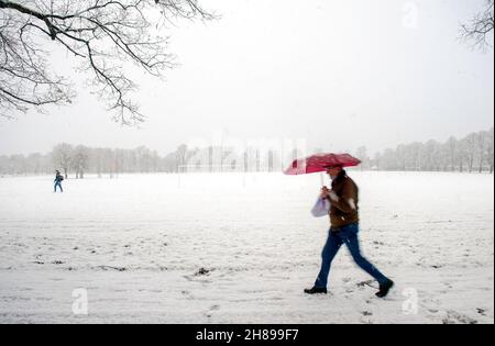 Starker Schneefall im Victoria Park in Leicester City. Das Ende eines Wochenendes mit Unwetter in Großbritannien, an dem der Sturm Arwen eine Spur der Zerstörung und der eisigen winterlichen Bedingungen hinterlässt. Stockfoto