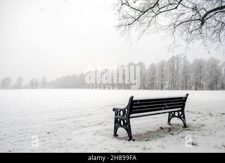 Starker Schneefall im Victoria Park in Leicester City. Das Ende eines Wochenendes mit Unwetter in Großbritannien, an dem der Sturm Arwen eine Spur der Zerstörung und der eisigen winterlichen Bedingungen hinterlässt. Stockfoto