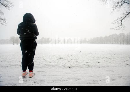 Starker Schneefall im Victoria Park in Leicester City. Das Ende eines Wochenendes mit Unwetter in Großbritannien, an dem der Sturm Arwen eine Spur der Zerstörung und der eisigen winterlichen Bedingungen hinterlässt. Stockfoto