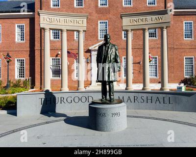 Annapolis, MD – 3. November 2021; Bronzestatue des Thurgood Marshall steht in der Mitte des Denkmals für die erste afroamerikanische Justiz des Obersten Gerichtshofs in Mary Stockfoto