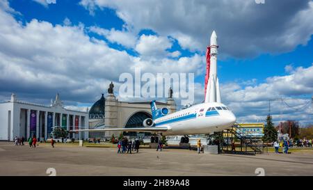 Moskau, Russland, 23. April 2016: YAK-42 Passagierjet und Wostok-Raumschiff auf der Ausstellung der Errungenschaften der nationalen Wirtschaft in Moskau, Stockfoto