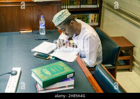 4. Dezember 2016, Maskat, Oman: Ein junger muslim studiert an der Moschee Muhammad al-Amin Bibliothek Stockfoto