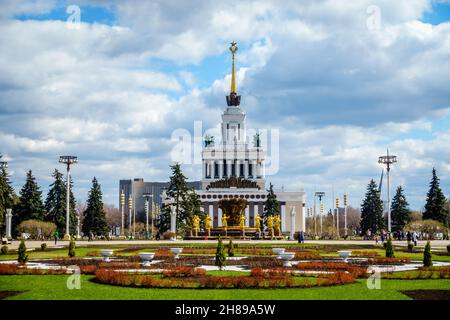 Moskau, Russland, 23. April 2016: Zentraler Pavillon und der Brunnen der Völkerfreundschaft auf der Ausstellung der Errungenschaften der Volkswirtschaft in Moskau Stockfoto