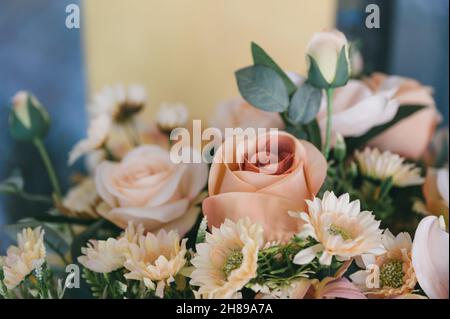Schöne künstliche Blumenstrauß Blumen dekorativen Hintergrund. Retro-Ton Stockfoto