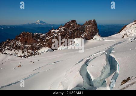 WA19830-00...WASHINGTON - Mount Adams und Mount Hood von der Enttäuschung Cleaver Route aus gesehen, mit Blick auf das Ingraham High Camp auf Mt Rainier. Stockfoto