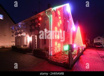 Karlsruhe, Deutschland. 28th. November 2021. Im Karlsruher Stadtteil Neureut wird zu Weihnachten ein Haus geschmückt und beleuchtet. Pünktlich zum ersten Advent funkeln und leuchten die ersten Weihnachtshäuser in Baden-Württemberg. Mit ihren dekorierten Häusern wollen die Betreiber wieder eine weihnachtliche Atmosphäre schaffen. Quelle: Uli Deck/dpa/Alamy Live News Stockfoto