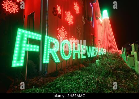 Karlsruhe, Deutschland. 28th. November 2021. Im Karlsruher Stadtteil Neureut wird zu Weihnachten ein Haus geschmückt und beleuchtet. Pünktlich zum ersten Advent funkeln und leuchten die ersten Weihnachtshäuser in Baden-Württemberg. Mit ihren dekorierten Häusern wollen die Betreiber wieder eine weihnachtliche Atmosphäre schaffen. Quelle: Uli Deck/dpa/Alamy Live News Stockfoto