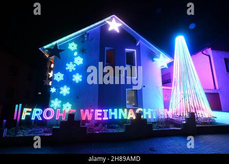 Karlsruhe, Deutschland. 28th. November 2021. Im Karlsruher Stadtteil Neureut wird zu Weihnachten ein Haus geschmückt und beleuchtet. Pünktlich zum ersten Advent funkeln und leuchten die ersten Weihnachtshäuser in Baden-Württemberg. Mit ihren dekorierten Häusern wollen die Betreiber wieder eine weihnachtliche Atmosphäre schaffen. Quelle: Uli Deck/dpa/Alamy Live News Stockfoto