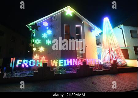 Karlsruhe, Deutschland. 28th. November 2021. Im Karlsruher Stadtteil Neureut wird zu Weihnachten ein Haus geschmückt und beleuchtet. Pünktlich zum ersten Advent funkeln und leuchten die ersten Weihnachtshäuser in Baden-Württemberg. Mit ihren dekorierten Häusern wollen die Betreiber wieder eine weihnachtliche Atmosphäre schaffen. Quelle: Uli Deck/dpa/Alamy Live News Stockfoto