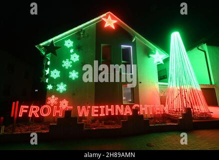 Karlsruhe, Deutschland. 28th. November 2021. Im Karlsruher Stadtteil Neureut wird zu Weihnachten ein Haus geschmückt und beleuchtet. Pünktlich zum ersten Advent funkeln und leuchten die ersten Weihnachtshäuser in Baden-Württemberg. Mit ihren dekorierten Häusern wollen die Betreiber wieder eine weihnachtliche Atmosphäre schaffen. Quelle: Uli Deck/dpa/Alamy Live News Stockfoto