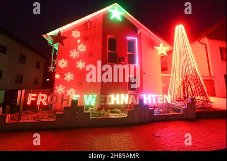 Karlsruhe, Deutschland. 28th. November 2021. Im Karlsruher Stadtteil Neureut wird zu Weihnachten ein Haus geschmückt und beleuchtet. Pünktlich zum ersten Advent funkeln und leuchten die ersten Weihnachtshäuser in Baden-Württemberg. Mit ihren dekorierten Häusern wollen die Betreiber wieder eine weihnachtliche Atmosphäre schaffen. Quelle: Uli Deck/dpa/Alamy Live News Stockfoto