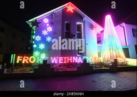 Karlsruhe, Deutschland. 28th. November 2021. Im Karlsruher Stadtteil Neureut wird zu Weihnachten ein Haus geschmückt und beleuchtet. Pünktlich zum ersten Advent funkeln und leuchten die ersten Weihnachtshäuser in Baden-Württemberg. Mit ihren dekorierten Häusern wollen die Betreiber wieder eine weihnachtliche Atmosphäre schaffen. Quelle: Uli Deck/dpa/Alamy Live News Stockfoto