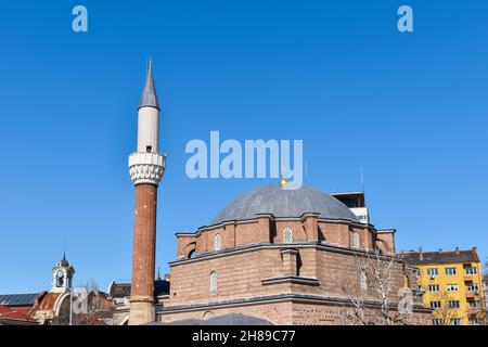 Die Banya Bashi Moschee in Sofia, Bulgarien. Zentrum der bulgarischen Hauptstadt, klarer blauer Himmel Stockfoto