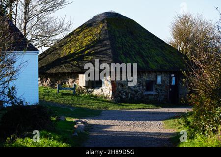 Kleine reetgedeckte Hütte im Pagham Harbour Nature Reserve gesehen. Stockfoto