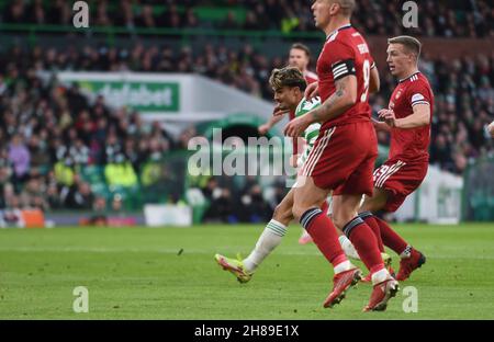 Glasgow, Großbritannien. 28th. November 2021. JOTA von Celtic erzielt beim Spiel der Scottish Premier League im Celtic Park, Glasgow, CelticÕs erste Tor. Bildnachweis sollte lauten: Neil Hanna/Sportimage Kredit: Sportimage/Alamy Live Nachrichten Kredit: Sportimage/Alamy Live Nachrichten Stockfoto