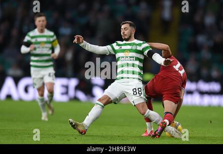 Glasgow, Großbritannien. 28th. November 2021. Josip Juranovic von Celtic und Ryan Hedges von Aberdeen während des Spiels der Scottish Premier League im Celtic Park, Glasgow. Bildnachweis sollte lauten: Neil Hanna/Sportimage Kredit: Sportimage/Alamy Live Nachrichten Kredit: Sportimage/Alamy Live Nachrichten Stockfoto