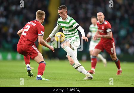 Glasgow, Großbritannien. 28th. November 2021. Ross McCrorie aus Aberdeen und David Turnbull aus Celtic während des Spiels der Scottish Premier League im Celtic Park, Glasgow. Bildnachweis sollte lauten: Neil Hanna/Sportimage Kredit: Sportimage/Alamy Live Nachrichten Kredit: Sportimage/Alamy Live Nachrichten Stockfoto