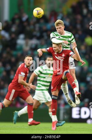 Glasgow, Großbritannien. 28th. November 2021. Stephen Welsh von Celtic und Ryan Hedges von Aberdeen während des Spiels der Scottish Premier League im Celtic Park, Glasgow. Bildnachweis sollte lauten: Neil Hanna/Sportimage Kredit: Sportimage/Alamy Live Nachrichten Kredit: Sportimage/Alamy Live Nachrichten Stockfoto