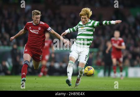 Glasgow, Großbritannien. 28th. November 2021. Ross McCrorie aus Aberdeen und Kyogo Furuhashi aus Celtic während des Spiels der Scottish Premier League im Celtic Park, Glasgow. Bildnachweis sollte lauten: Neil Hanna/Sportimage Kredit: Sportimage/Alamy Live Nachrichten Kredit: Sportimage/Alamy Live Nachrichten Stockfoto