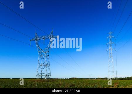 Hochspannungsmasten in der oise Stockfoto