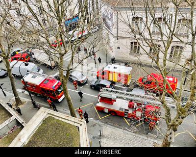 Intervention der Pariser Feuerwehrleute Stockfoto