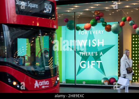 London, Großbritannien. 28th. November 2021. In einem Laden ist ein Schild mit der Aufschrift "für jeden Wunsch gibt es ein Geschenk" zu sehen.Shopper genießen London, während die Stadt vor dem Festival zu Weihnachtsfeiern auffährt. Angesichts der Covid-Omicron-Variante wurde der Transport nach London (tfl) beobachtet, der die Passagiere dazu aufforderte, Masken zu tragen. Kredit: SOPA Images Limited/Alamy Live Nachrichten Stockfoto