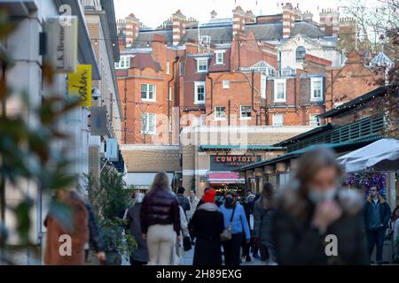 London, Großbritannien. 28th. November 2021. Menschen, die Gesichtsmasken trugen, sahen einen Platz auf dem Sloane Square besuchen.Shopper genießen London, als die Stadt vor dem Festival zu Weihnachtsfeiern ansteht. Angesichts der Covid-Omicron-Variante wurde der Transport nach London (tfl) beobachtet, der die Passagiere dazu aufforderte, Masken zu tragen. Kredit: SOPA Images Limited/Alamy Live Nachrichten Stockfoto