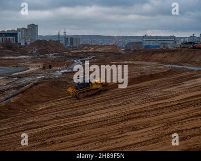 Bulldozer auf dem Bau einer neuen Straße. Details zur Autobahn-Baustelle Stockfoto