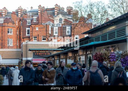 London, Großbritannien. 28th. November 2021. Die Menschen haben gesehen, wie sie einen platz auf dem Sloane Square besuchten.Shopper genießen London, als die Stadt vor dem Festival zu Weihnachtsfeiern ansteht. Angesichts der Covid-Omicron-Variante wurde der Transport nach London (tfl) beobachtet, der die Passagiere dazu aufforderte, Masken zu tragen. (Foto von Belinda Jiao/SOPA Images/Sipa USA) Quelle: SIPA USA/Alamy Live News Stockfoto