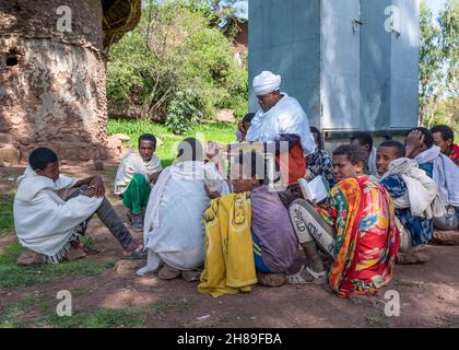 Lalibela, Äthiopien - 21. Mai 2021: Lehrer und Schüler, an einem sonnigen Nachmittag im Freien Stockfoto