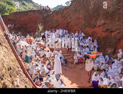 Lalibela, Äthiopien - 23. Mai 2021: Große Gruppe von Gemeindemitgliedern und Pilgern, Männer und Frauen, in weißer Kleidung, Turbanen und Schleiern Stockfoto