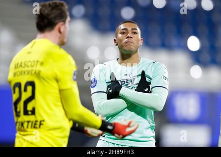 HEERENVEEN, NIEDERLANDE - 28. NOVEMBER: Carlos Vinicius vom PSV feiert das erste Tor seiner Seite beim niederländischen Eredivisie-Spiel zwischen SC Heerenveen und PSV am 28. November 2021 im Abe Lenstra Stadion in Heerenveen, Niederlande (Foto: Peter Lous/Orange Picles) Stockfoto