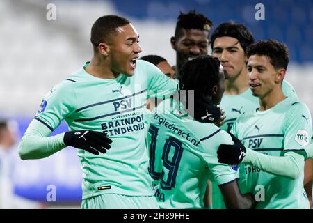 HEERENVEEN, NIEDERLANDE - 28. NOVEMBER: Carlos Vinicius vom PSV feiert mit seinen Teamkollegen das erste Tor seiner Mannschaft beim niederländischen Eredivisie-Spiel zwischen SC Heerenveen und PSV am 28. November 2021 im Abe Lenstra Stadion in Heerenveen, Niederlande (Foto: Peter Lous/Orange Picles) Stockfoto