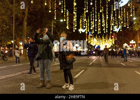 Spanien. 25th. November 2021. Am 25. November 2021 fotografieren Menschen unter den Weihnachtslichtern der Innenstadt in der Hauptstraße Passeig de Gracia in Barcelona, Spanien. (Foto von Davide Bonaldo/Sipa USA) Quelle: SIPA USA/Alamy Live News Stockfoto