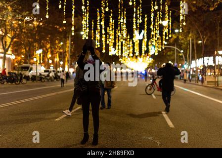 Spanien. 25th. November 2021. Am 25. November 2021 fotografieren Menschen unter den Weihnachtslichtern der Innenstadt in der Hauptstraße Passeig de Gracia in Barcelona, Spanien. (Foto von Davide Bonaldo/Sipa USA) Quelle: SIPA USA/Alamy Live News Stockfoto