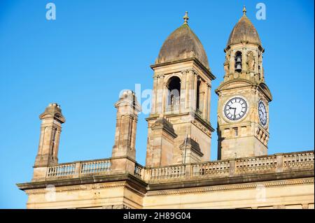 Uhrturm auf dem alten viktorianischen Rathaus in Paisley Stockfoto