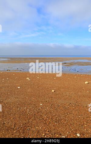 Ausgedehnter Old Hunstanton Strand bei Ebbe auf dem Peddlers Way Trail und Norfolk Coast Path, Norfolk, England, Großbritannien. Stockfoto