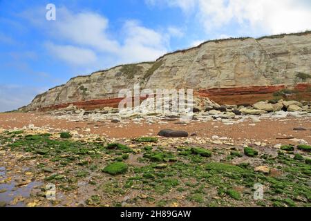 Rot-weiß gestreifte Klippen in Old Hunstanton auf dem Peddlers Way Trail und Norfolk Coast Path, Norfolk, England, Großbritannien. Stockfoto