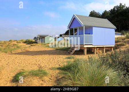 Bunte Strandhütten am Old Hunstanton Beach am Peddlers Way Trail und Norfolk Coast PathNorfolk, England, Großbritannien. Stockfoto