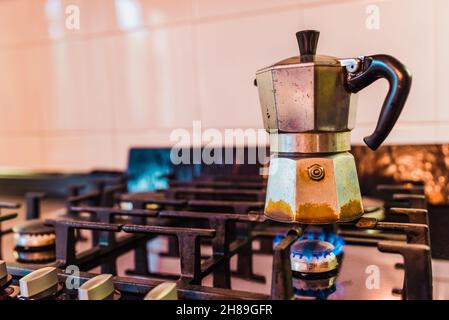Traditionelle italienische Aluminium-Kaffeekocher, in einer Küche auf Feuer. Stockfoto