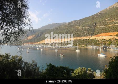 Kas, Türkei. 15. November 2021: Schöne Bucht im Mittelmeer mit Yachten. Kas, Antalya Stockfoto