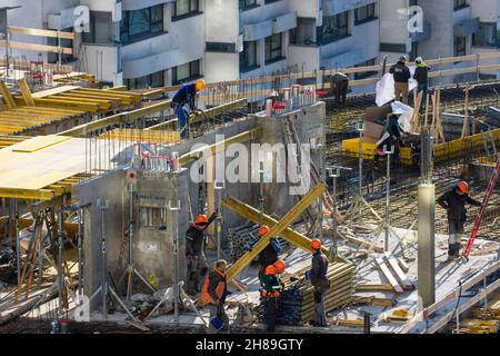 Wien, Wien: Baustelle, Bauarbeiter mit Deckenschalung, siehe Blaupause 22. Donaustadt, Wien, Österreich Stockfoto