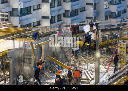 Wien, Wien: Baustelle, Bauarbeiter mit Deckenschalung, siehe Blaupause 22. Donaustadt, Wien, Österreich Stockfoto