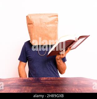 Reifer Mann liest ein kompliziertes Studienbuch, um sich darauf vorzubereiten Ein Job Stockfoto