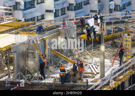 Wien, Wien: Baustelle, Bauarbeiter mit Deckenschalung, siehe Blaupause 22. Donaustadt, Wien, Österreich Stockfoto