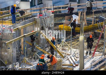 Wien, Wien: Baustelle, Bauarbeiter mit Deckenschalung im Jahr 22. Donaustadt, Wien, Österreich Stockfoto