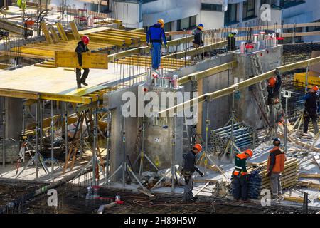 Wien, Wien: Baustelle, Bauarbeiter mit Deckenschalung im Jahr 22. Donaustadt, Wien, Österreich Stockfoto