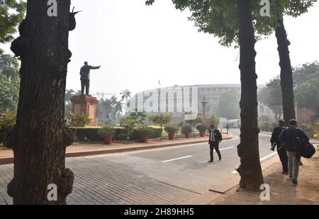 Neu-Delhi, Indien. 28th. November 2021. NEU-DELHI, INDIEN - 28. NOVEMBER: Blick auf das Parlamentsgebäude im Vorfeld der Wintersitzung des Parlaments am 28. November 2021 in Neu-Delhi, Indien. (Foto: Sonu Mehta/Hindustan Times/Sipa USA) Quelle: SIPA USA/Alamy Live News Stockfoto