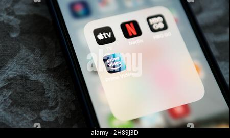 Krakau, Polen – 14. Juli 2021: Amazon Prime Video-Anwendungssymbol unter Apple TV+, Netflix und HBO WIRD auf dem Apple iPhone 12 Pro MAX OLED-Bildschirm angezeigt. Stockfoto
