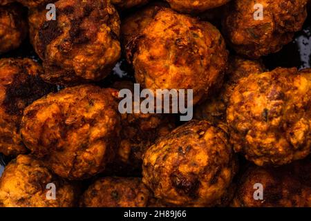 Eine Nahaufnahme von frisch gebratenen Fleischbällchen Stockfoto